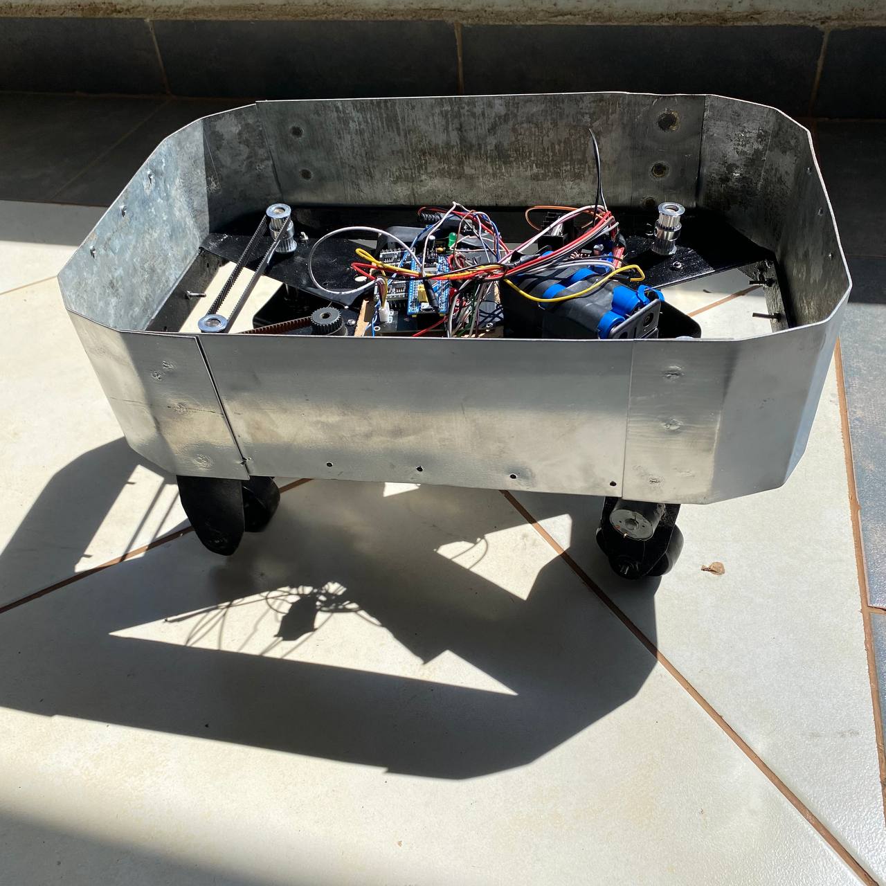 Design and fabrication of a mobile platform with holonomic and omnidirectional motion